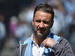 Vitor pereira, 1860 münih'in başına geçene kadar kariyerinin neredeyse tamamında dörtlü savunmayı tercih ediyordu. Ehemaliger Tsv 1860 Trainer Vitor Pereira Rechnet Mit Verein Ab Fussball