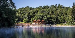 Tarifele sunt nemodificate, 30 de lei pentru un adult, 20 de lei pentru copii, pentru militari, pentru studenți. 10 Lucruri Pe Care Sigur Nu Le È™tii Despre Lacul Ursu Din Sovata