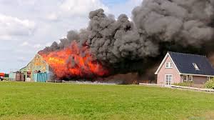 Grote brand verwoest bedrijf aan het Spijkerboor in Oostwoud - 112WestFriesland.nl