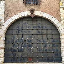A La Poursuite Du Masque De Fer Cannes Cotedazur France Portes