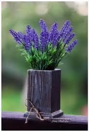 Decorare E Profumare Casa Con La Lavanda 20 Idee Per Ispirarsi Fiori Viola Arredamento In Legno Idee