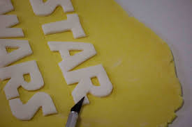 Mit diesem kuchen werden sie ihr geburtstagskind (und auch jeden anderen großen und kleinen star wars fan) glücklich machen! Star Wars Torte Anleitung Tutorial