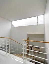 Permukaan lantai glass block difinishing dengan menggunakan sandblasted fisnish. Desain Skylight Yang Membuat Rumah Minimalis Anda Bermandikan Cahaya Alami Arsitag