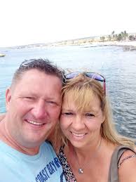 Familie Bauer möchte noch einmal ganz von vorne beginnen. Rene, Andrea und  Jana Bauer wandern schon zum zweiten Mal aus und träumen von einem  Neuanfang in der Karibik, auf Bonaire. Bei ihrer