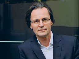 ZWISCHEN DEMOKRATIE UND VERSCHWÖRUNG ZWISCHEN DEMOKRATIE UND VERSCHWÖRUNG