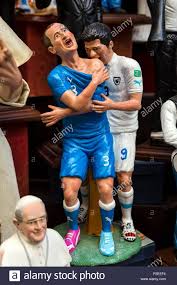 Viele theorien über luis suarez' attacke gegen giorgio chiellini kursieren. Italien Kampanien Neapel Historischen Zentrum Als Weltkulturerbe Von Der Unesco Statuette Der Fussballspieler Luis Suarez Beisst Seinen Gegner Stockfotografie Alamy