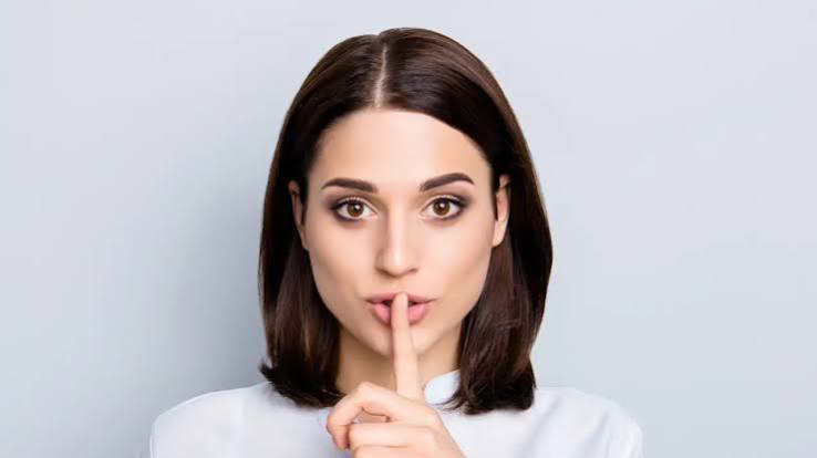 Qué significa que una persona se maneje mejor con los silencios, según la psicología