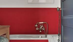Aménagement sous pente d'une petite salle de bain avec baignoire. Du Rouge Dans La Salle De Bains 10 Photos De Salles De Bains Rouges Tendance Et Design Cote Maison