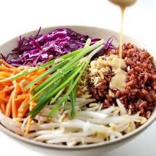 Des Crudites Et Des Feculents Pour Attaquer L Ete Au Top Avec Ce Buddha Bowl Version Thaie Les Ingr Healthy Bowls Recipes Lunch Bowl Recipe Healthy Bowls