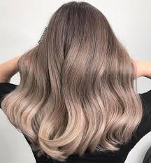 Des tons blonds et rosés, aux bruns foncés et argentés, la riche palette de nuances permet de jouer avec les possibilités en mélangeant les couleurs, afin d'obtenir des looks inspirés des tendances de cette saison. 20 Styles De Couleur De Cheveux Blonds Sales Que Tout Le Monde Peut Reussir Les Points Forts De Balayage Les Points Forts De Balayage