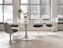How To Choose Tulip Table For Elegant Interiors Saarinen Dining Table Oval Kno Saarinen Oval Dining Table Saarinen Dining Table Dining Room Contemporary