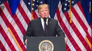 Вечером, 6 января, сторонники дональда трампа устроили столкновения с полицией возле здания капитолия, после чего прорвались через заграждения и оказались сперва у стен, а затем и внутри здания. Prezident Donald Tramp Obyavlyaet Strategiyu Nacionalnoj Bezopasnosti Ambasada Zsha Ñž Belarusi