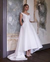 Las tendencias 2017 en outfits nupciales proponen colas de vestidos en variedad. Vestidos Para Boda Civil Vestidos De Novia Cortos Para Boda Civil Vestidos De Novia Civil Wedding Dresses High Low Wedding Dresses Structured Wedding Dresses