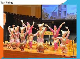 Lantai yang digunakan pada tari piring dan tari kecak adalah. Mengenal Tari Piring Asli Minangkabau Daftar Pustaka