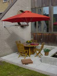 This Is Bad Proportion Because Of The Big Umbrella And Then The Small Table And Chairs Next To The Even S Decoracion De Patio Diseno De Patio Sombra Para Patio