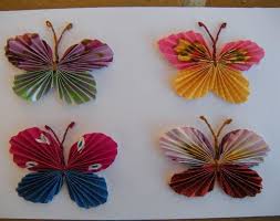 Auf Folgende Seite Erkennen Sie Wie Kann Man Ganz Einfach Solche Wunderschone Schmetterlinge Aus Papier Fa Basteln Mit Papier Blumenschablone Blumen Schablone