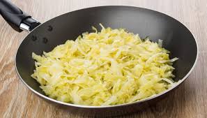 Nel caso in cui vogliate realizzare i crauti direttamente in casa, affettate sottilmente un cavolo cappuccio fresco dopo averlo privato delle foglie esterne ed averlo ben lavato, quindi disponetelo all'interno di un vaso di vetro dalle pareti alte, riempiendolo per ¾ ed intervallandolo con un cucchiaio. I Probiotici Naturali Per Un Intestino Sano Crauti Dilei