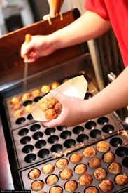 Takoyaki A Ball Shaped Japanese Snack Made Of A Wheat Flour Based Batter And Cooked In A Special Tako Alimentation Marche De Rue Nourriture De Rue Japonaise