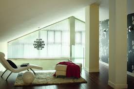 On le voit souvent utilisé dans les bureaux, afin de créer d'un seul geste une intimité en cloisonnant l'espace entre différents bureaux ou au contraire de laisser les baies vitrées ouvertes dans une impression d'open space. Store Californien Nice Nord Et Nice Ouest En Tissu Aluminium Pvc Ou Bois