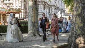 Michela andreozzi definisce così nove lune e mezza, il suo esordio alla regia di un lungometraggio.l'attrice ex gretel & gretel (il duo comico che l'ha lanciata con francesca zanni) mette in scena le vicissitudini di due sorelle, livia e tina (claudia gerini e la regista), entrambe sulla quarantina, tanto unite quanto diverse. G5ycd0m3v4lu1m
