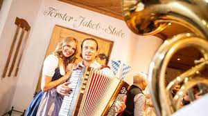 Il est sans manche et son imprimé est un cadrillage de couleur bleu roi. Orchestre Bavarois Fete De La Biere Soiree Choucroute Oktoberfest