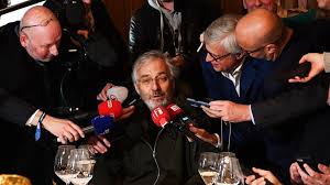 De charles de gaulle à jacques chirac, des cette vie française, à laquelle chacun peut s'identifier, est inscrite dans une histoire en marche et subit le monde autant qu'elle le construit. Prix Goncourt Geht An Jean Paul Dubois Oe1 Orf At