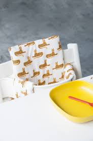 Les Coussins Chaise A Manger S Adapatent Parfaitement A La Tripp Trapp De Stokke Ils Donnent A Votre Tripp Trapp U Stoelverkleiner Slabbetjes Nieuwe Ouders