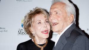 He joined the us navy in 1941 during the. Kirk Douglas Hat Seine Affaren Nie Vor Ihr Versteckt