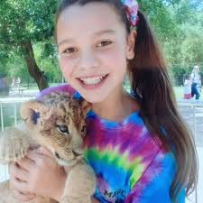 Aaliyah mendes is a former viner, musical.ly (now known as tiktok) star, and social media influencer. Aaliyah Mendes Bio Americanstarbuzz