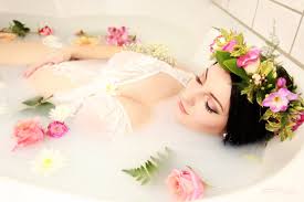 Auch für werdende mamas ist es wichtig, einfach mal die seele baumeln zu lassen und vom alltag abzuschalten. Schwangerschafts Badewannenshooting Mit Milchbad Blumen Foto Bild Flower Indoor Female Bilder Auf Fotocommunity