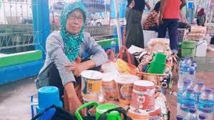 Assalamualaikum wr.wbbuat penonton setia lv production terima kasih udah support channel ini semoga kalian semua diberi kesehatan dan kelancaran rezeky oleh. Ibu Penjual Asongan Di Pelabuhan Balikpapan Demi Hidupi Tiga Anak Kucing Kucingan Dengan Petugas Tribun Kaltim