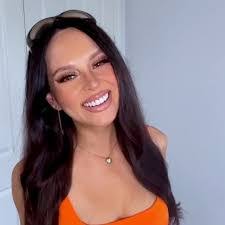 Lola Astanova's Instagram, Twitter & Facebook