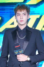 Lúc nhỏ nam ca sĩ có tên khai sinh là lý gia hằng sinh ra ở quảng năm 10 tuổi bố mẹ ly hôn, anh chuyển sang họ mẹ thành ngô diệc phàm, đồng thời di cư sang vancouver, british columbia, canada sống. Ngo Diá»‡c Pham Láº§n Ä'áº§u Ä'ong Phim Truyá»n Hinh Káº¿t Há»£p Cung Má»¹ Nhan Váº¡n NgÆ°á»i Ghet DÆ°Æ¡ng Sieu Viá»‡t Phim Chau A Viá»‡t Giáº£i Tri