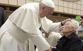 Personalmente, fresco del compimento del mio 69° compleanno, ricordo perfettamente i momenti della malattia e i problemi dell'età anziana dei miei. La Giornata Mondiale Dei Nonni E Degli Anziani Opus Dei