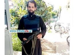 Κοσμοσυρροή σε κηδεία ιερέα που πέθανε από κορωνοϊό! Iereas Astynomikos Fylaei Skopia Me Oplo Ede Apo Thn Elas Alfavita