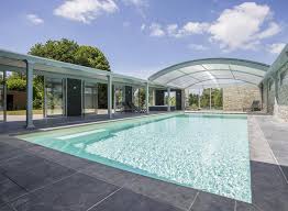 Un abri de piscine en aluminium se compose d'un assemblage de profilés, qui en forment la structure. Abris De Piscine En Aluminium De Concept Alu Par Jardins Et Amenagements
