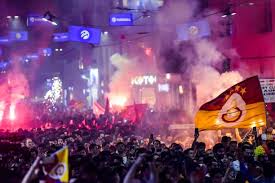 Istanbul football fans gear up for sunday's derby between longtime rivals fenerbahce and galatasaray. Turkish Football Fans Reaction To Fenerbahce Vs Galatasaray Derby Miss Goes Viral