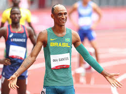 Alison dos santos (brasil, 3 de junio de 2000) es un deportista olímpico brasileño que compite en atletismo, especialista en las carrera de vallas.participó en los juegos olímpicos de tokio 2020, obteniendo una medalla de bronce en la prueba de 400 m vallas. Gn Rjchlkabymm