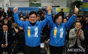지시 거부하기 어려웠다…주범 지목된 이상직 법정서 무표정 (전주=연합뉴스) 임채두 기자 = '이스타항공 횡령·배임 사건'으로. ì „ì²˜ì™€ ì„ ê±°ìš´ë™ ì´ìƒì§ ìœ„ìž¥ì´í˜¼ ì˜í˜¹ì— ì¹œêµ¬ì²˜ëŸ¼ ì§€ë‚¸ë‹¤ ë¨¸ë‹ˆíˆ¬ë°ì´