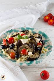 Prima di tutto occorrono melanzane di media grandezza, sode e. Pin Su Blog Giallozafferano Le Migliori Ricette