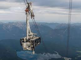 Die seilbahn der superlative auf die zugspitze geht in betrieb sie ist eine seilbahn der superlative, die neu gebaute pendelseilbahn hoch auf deutschlands höchsten berg, die zugspitze. Zugspitze Seilbahnkabine Bei Routinemassiger Bergeubung Beschadigt Garmisch Partenkirchen