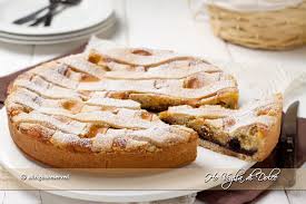 La torta alla mele e amarene è un dolce dal cuore cremoso, ideale per la colazione o per la merenda, ottima da servire con il latte o con tea. Crostata Crema E Amarene