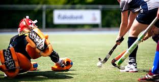Een rode kaart is een straf bij het voetbalspel. Hockeyclub Montfoort