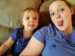 Mel with daughter Lucia in LA, september 20. Cred: @celebkidmix