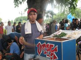 Pedagang asongan adalah pedagang yg menjual dagangan nya dengan cara di tawarkan langsung pada konsumen. K Video Demontrasi Rezekinya Pedagang Asongan Kabari News