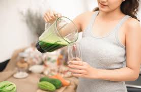 Soit qu'ils contiennent des produits toxiques ajoutés ou des polluants, soit qu'ils fassent produire des toxines par votre corps comme trop d'acide urique, trop. Cures Detox Pour Maigrir Et Enlever Les Toxines La Verite Devoilee Par Notre Nutritionniste