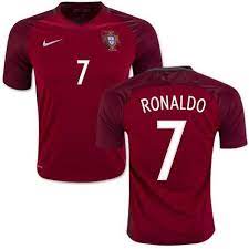 Deze groene streep zien we ook terug op de zijkanten van dit portugal euro 2016 shirt. Cristiano Ronaldo 7 Portugal Men S New Euro 2016 Home Soccer Jersey Cristiano Ronaldo 7 Portugal Soccer Ronaldo