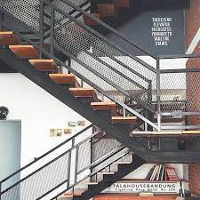 Contoh foto prewedding indoor di atas bahkan diambil di sebuah rumah bandung yang terbilang minimalis tetapi punya kesan romantis. 10 Rumah Di Bandung Ini Bisa Dijadikan Lokasi Prewedding