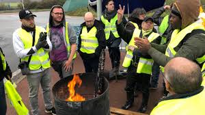 Un policier renversé à grasse à un point de blocage des «gilets jaunes». Gilets Jaunes Les Differents Points De Blocage Dans Le Montreuillois