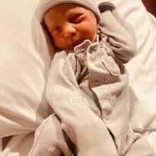 What is the pay rate for Lowe's full time sales associate?